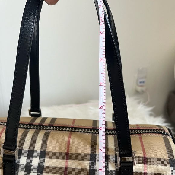 💯% authentic BURBERRY barrel bag - Picture 7 of 9